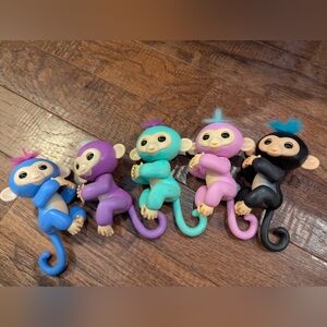 Fingerlings monkey Toys Includes 5 Interactive electronic pet monkey Toys
